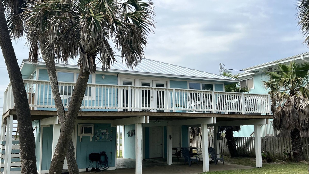Bermuda Beach House | Beach views! 1 Minute walk to beach! Wake up to the sound of crashing waves!
