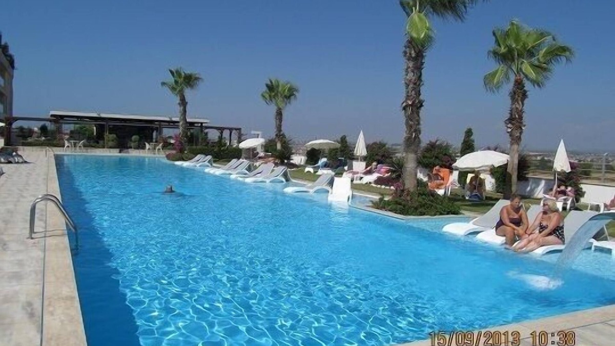 Side Apartment | Beach Views a unique 3 bed home with own private pool, on community near beach