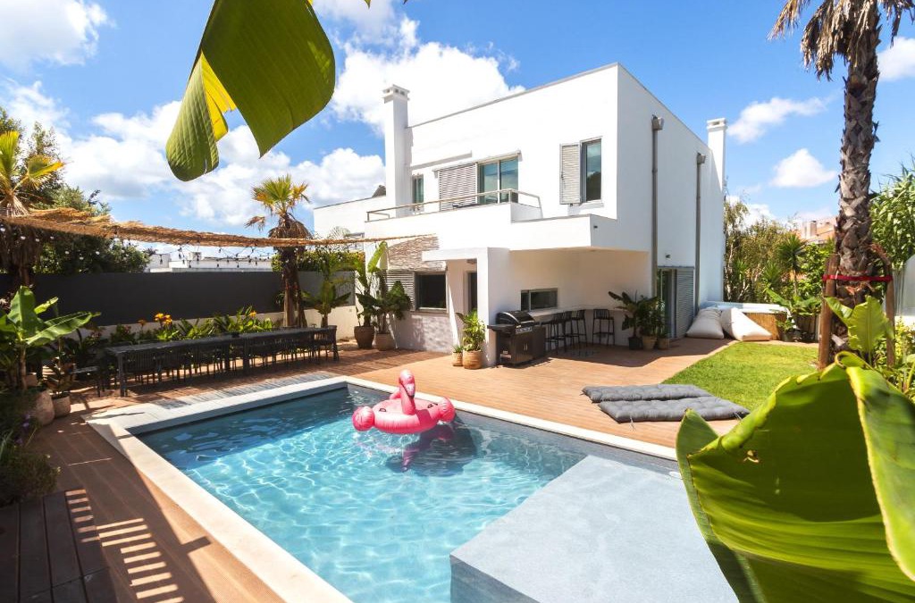 Paco De Arcos Villa | Beach Villa - 16min to Downtown - 30 PPL