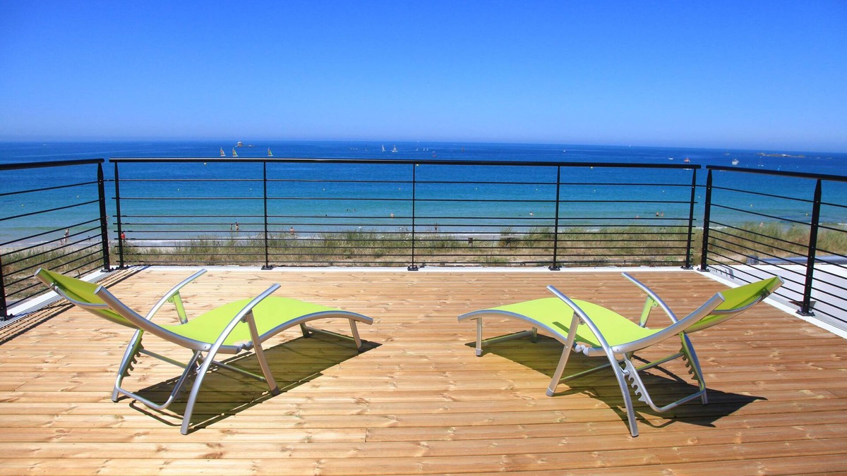 Plouescat House | Beach villa in Plouescat, superb sea view, feet in the water