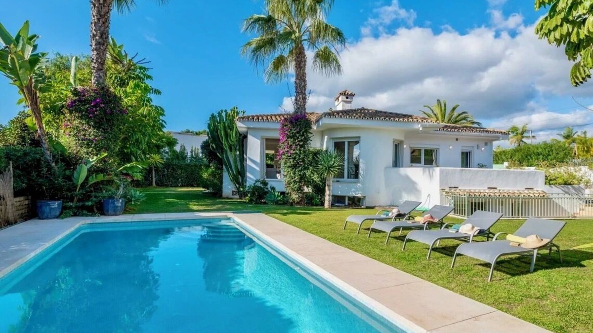 Urbanizacion Pinos Verdes Villa | Beach Villa Marbella close to beach in exclusive area beautiful garden & pool