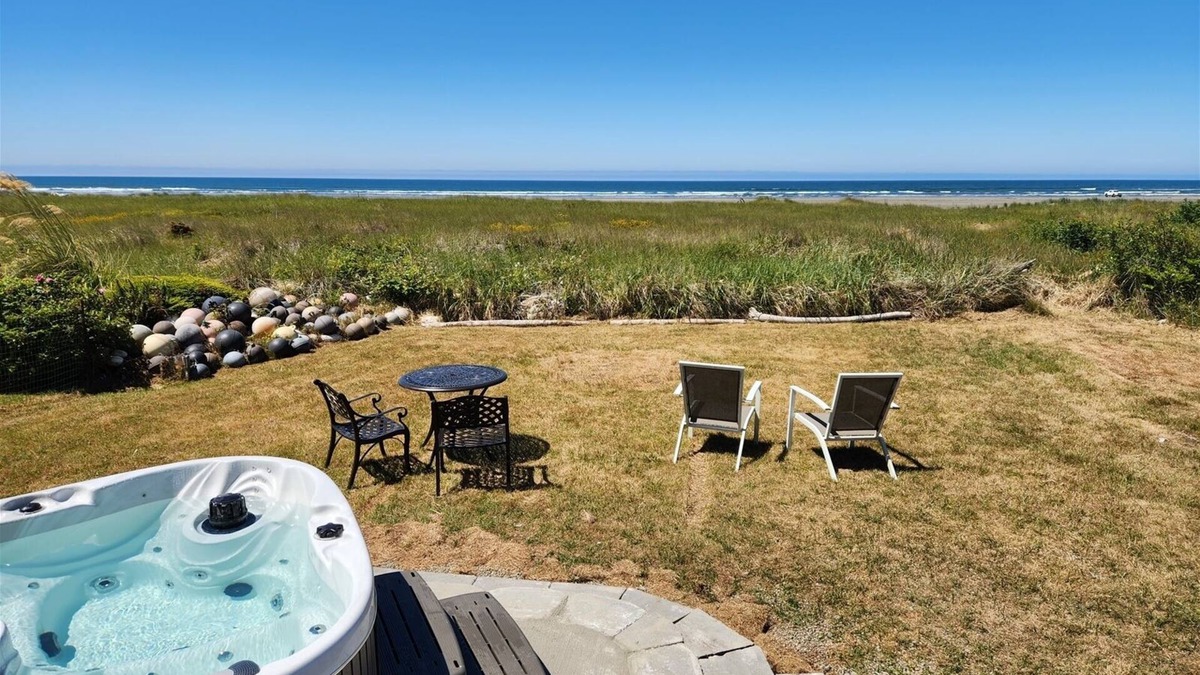 Moclips House | Beachcombers Cabin - Ocean Front with Hot Tub