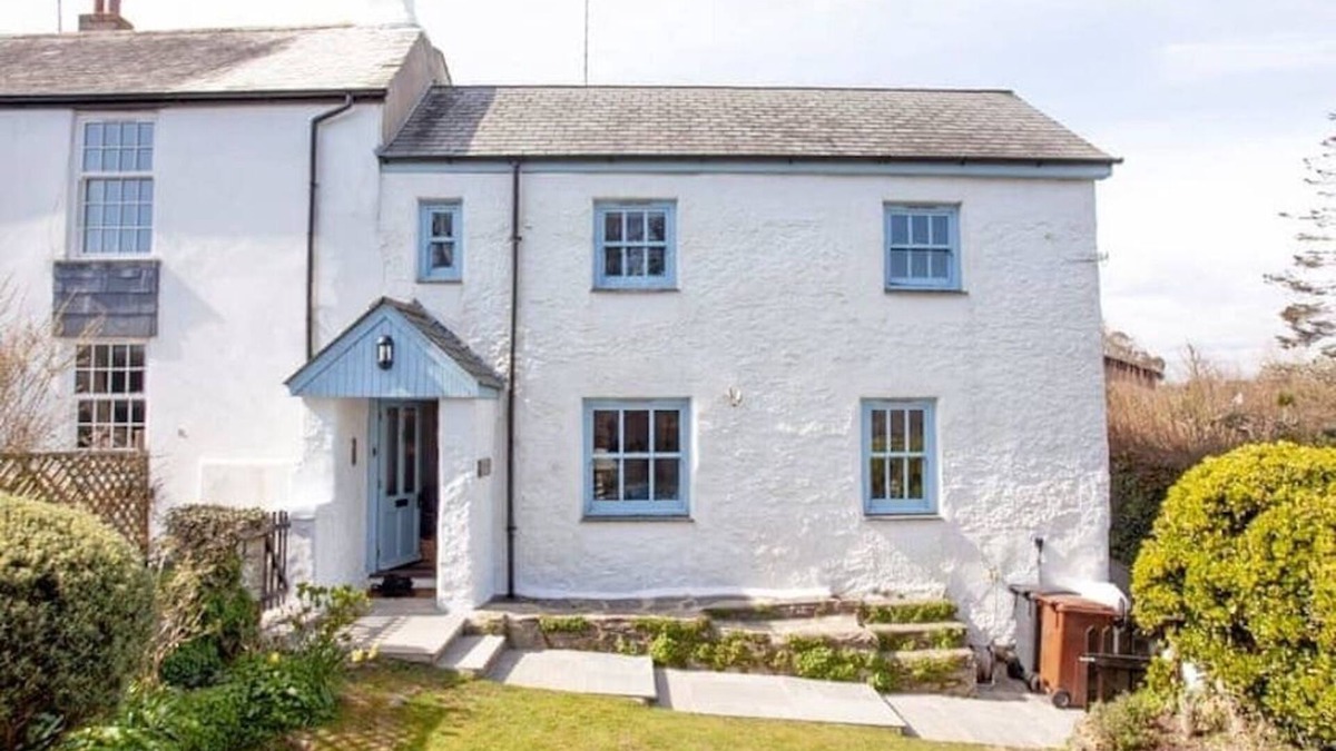 Burgh Island Cottage | Beaches, Countryside & Golf! Fabulous Cottage Sleeps 7 Close to Bigbury on Sea.