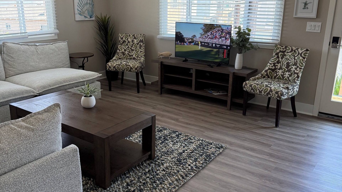 Old Towne Apartment | Beachfront 2-bed, 2-bath unit with AC in Seal Beach