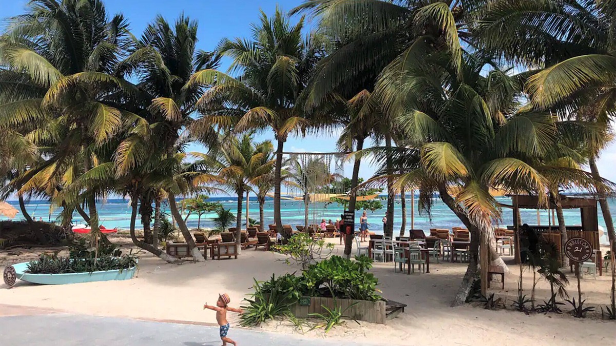 Mahahual Apartment | Beachfront 2BR Apartment w/Terrace & Beach Club