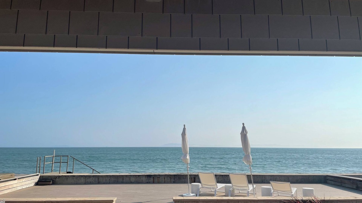 Ventura House | Beachfront 3-bedroom house with hot tub in Faria Beach