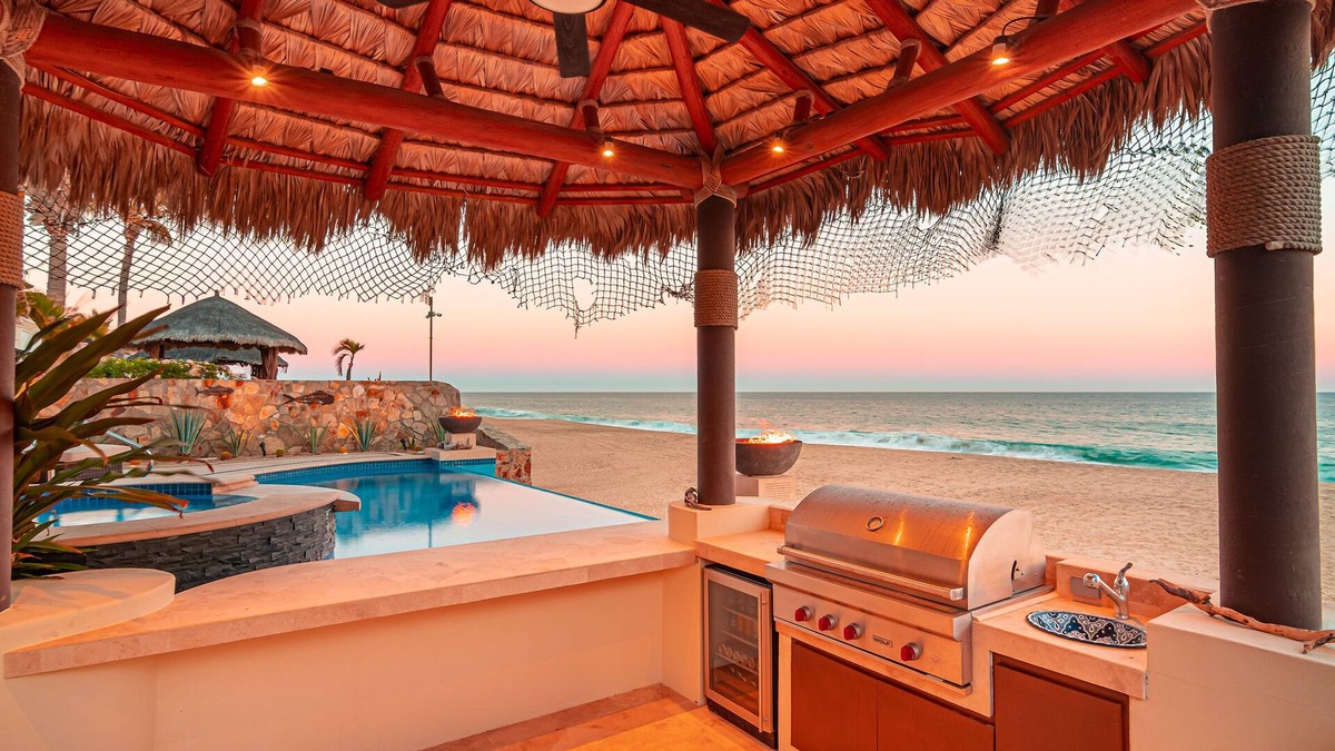 Buzzards House | Beachfront 3BD Villa with Private Pool