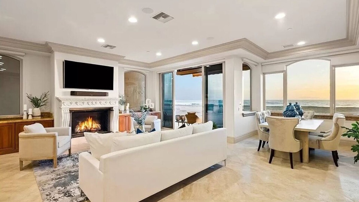 Oxnard Shores Villa | Beachfront 5-bedroom villa steps to Oxnard State Beach