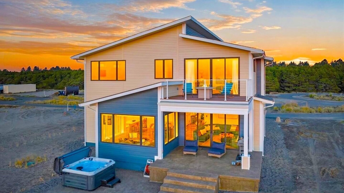Cohassett Beach House | Beachfront 5BR Hot Tub + Games Sleeps 14 + Pet Friendly 2 Min to Beach