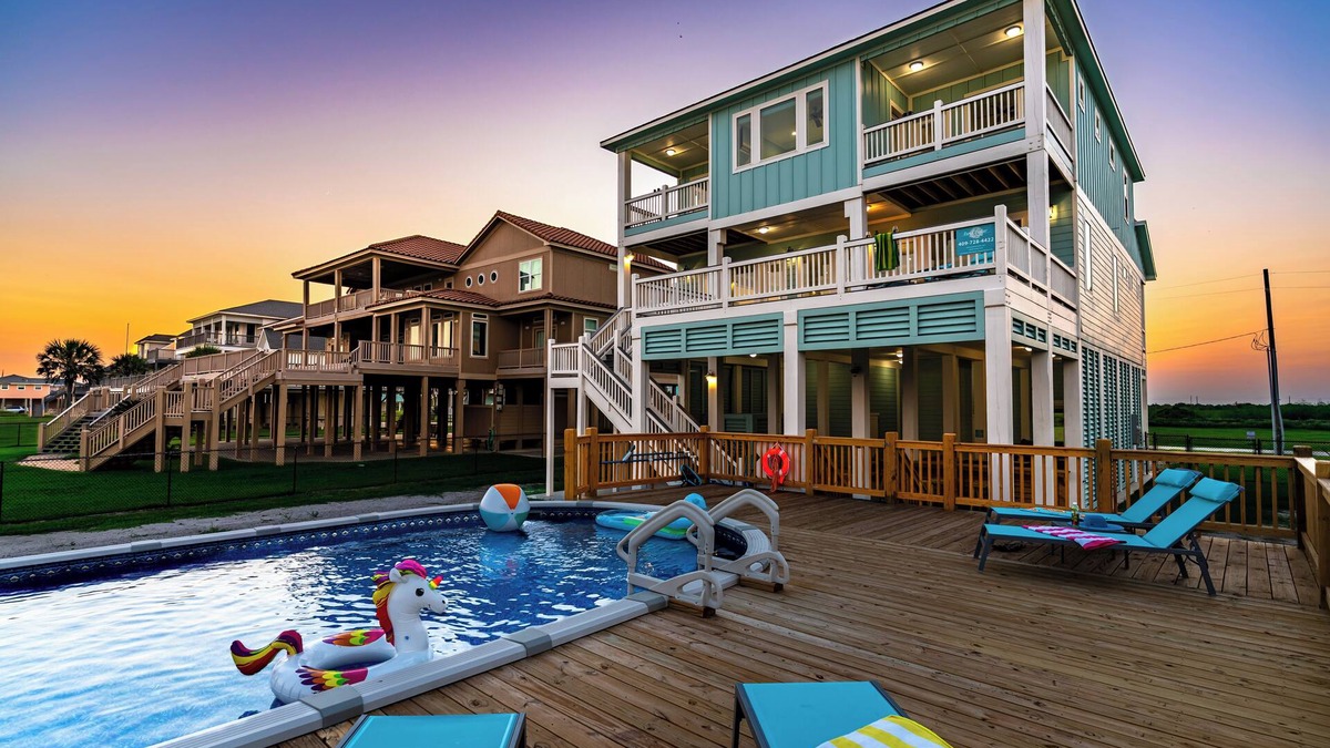 Crystal Beach House | Beachfront 6BR, Sleeps 20, Hot Tub, Pool & Game Room Fun!