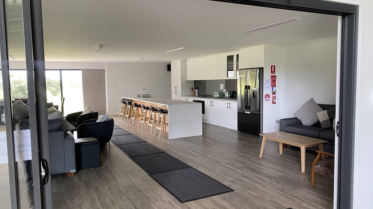 Eight Mile Creek House | Beachfront access - room for boats