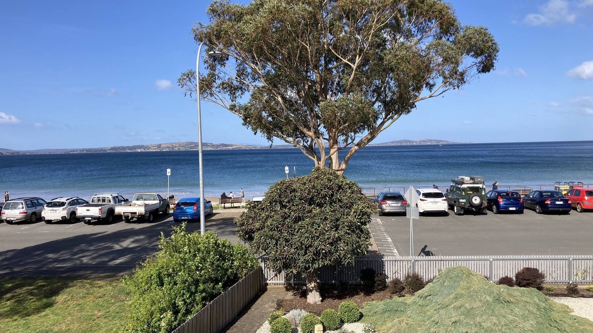 Kingston Beach Apartment | Beachfront accommodation located 20 meters to beach, local restaurants and bars.