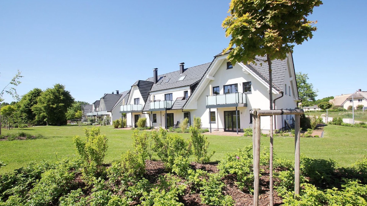 Lobbe Apartment | Beachfront apartment with terrace, use of swimming pool and sauna - Rex Rugia apartment 28-2