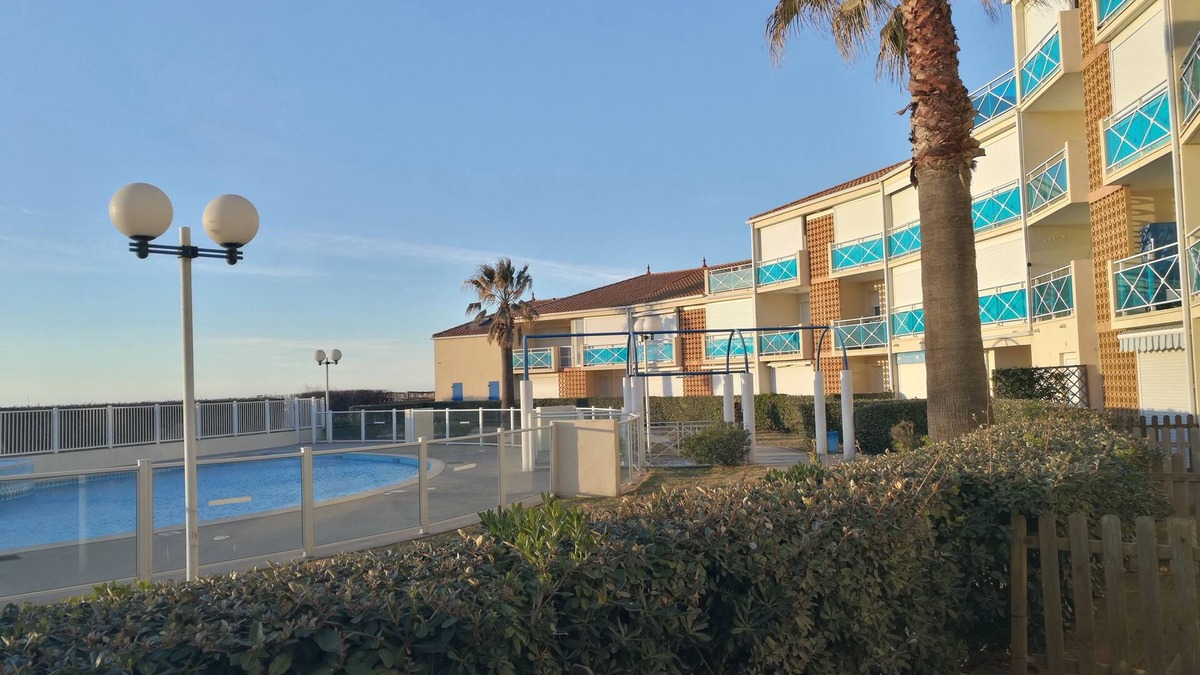 Frontignan Apartment | Beachfront apartment with pool, air conditioning and wifi