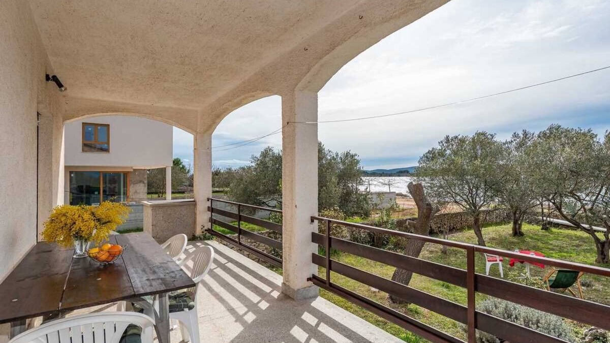 Turanj Apartment | Beachfront Apartment Lostura with sea view