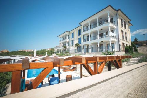 Povile Apartment | Beachfront apartment with pool, panoramic sea view - by Traveler tourist agency Krk - ID 2390