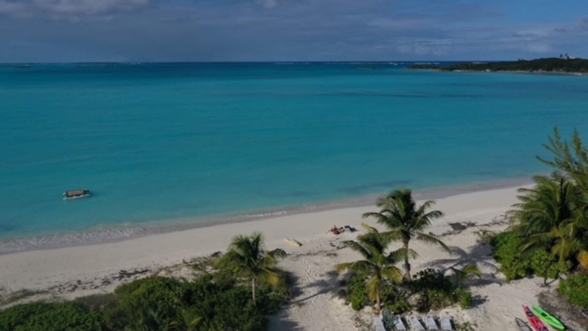 Great Exuma Apartment | BEACHFRONT APT- SPACIOUS KING or TWIN Bedroom + shower room on HOOPERS BAY BEACH