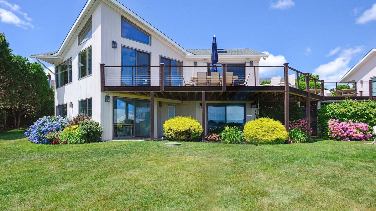 Narragansett House | BEACHFRONT AT BONNET SHORES BEACH