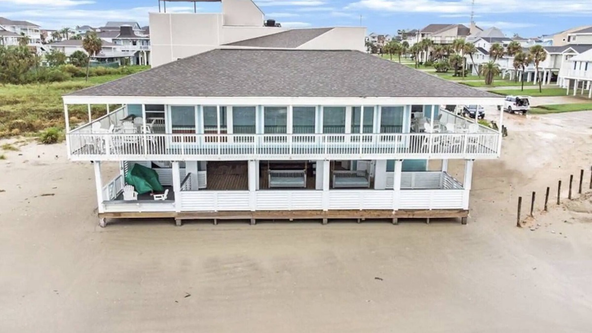 Pirates Beach House | BEACHFRONT - Beautiful home DIRECTLY on the SAND