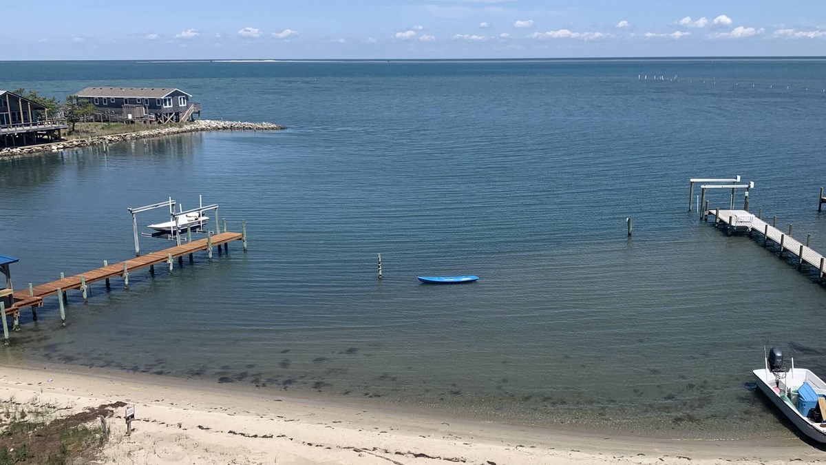 Ocracoke House | Beachfront Beauty on Northern Pond