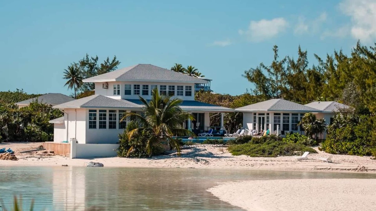 William's Town House | BEACHFRONT! Best Location on Private Lazy River Sand Bar. Always Calm Water!