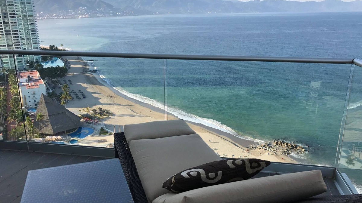 North Hotel Zone Condo | Beachfront - best views! Last minute getaway rates! Thanksgiving is available.