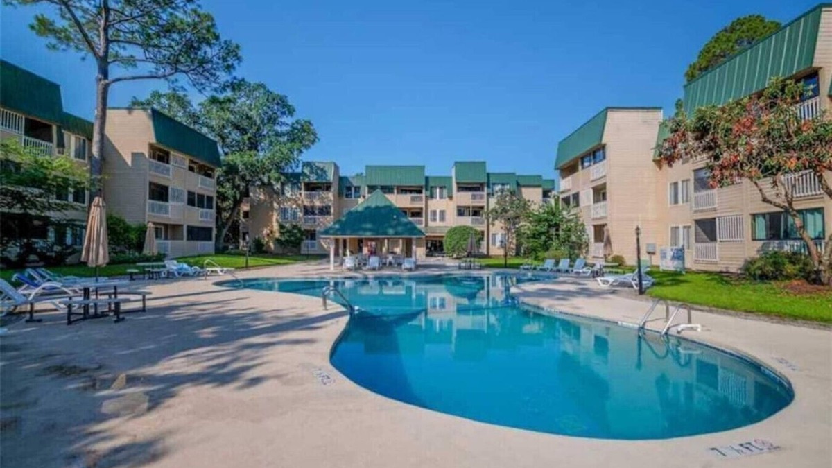 Palmetto Dunes Condo | Beachfront Complex - 3 pools & Tennis - King Bed
