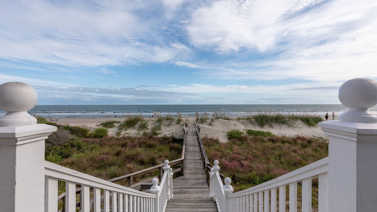 Isle of Palms House | Beachfront Charleston Lowcountry 6BR/4.5BA Glorious Views, Location, & Access +
