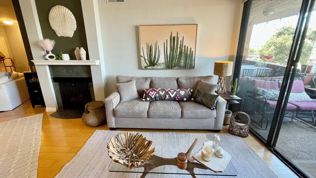 Ventura Condo | Beachfront Condo in the heart of Ventura AND 2 min walk to Main street!