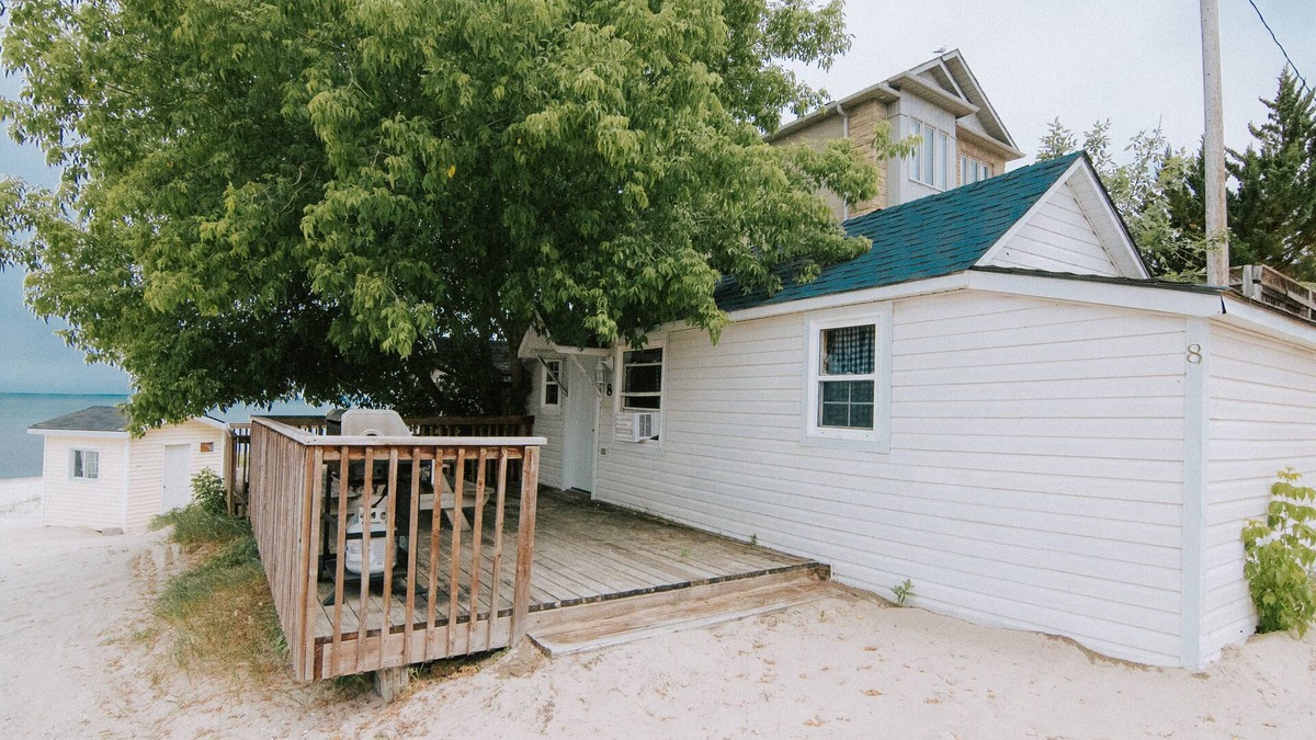 Wasaga Beach Cottage | BEACHFRONT COTTAGE IN WASAGA BEACH - SANDPIPER BEACH RESORT - COTTAGE # 8