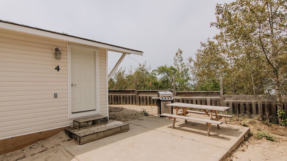 Wasaga Beach Cottage | BEACHFRONT COTTAGE IN WASAGA BEACH - SANDPIPER BEACH RESORT - COTTAGE # 4
