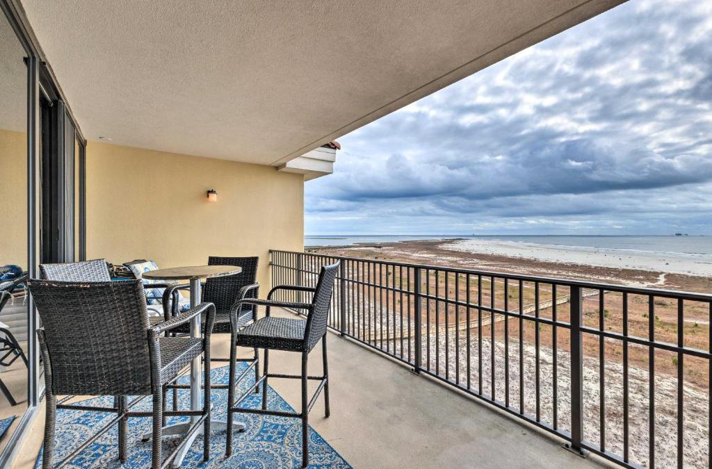 Dauphin Island Apartment | Beachfront Dauphin Island Condo Pool Access!