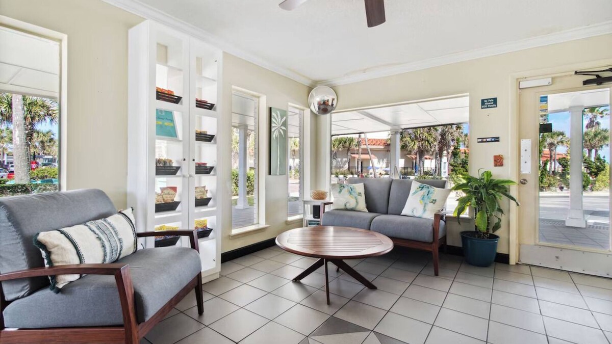 Neptune Beach Hotel | Beachfront Delight: Two Pet-Friendly Rooms with Outdoor Swimming Pool
