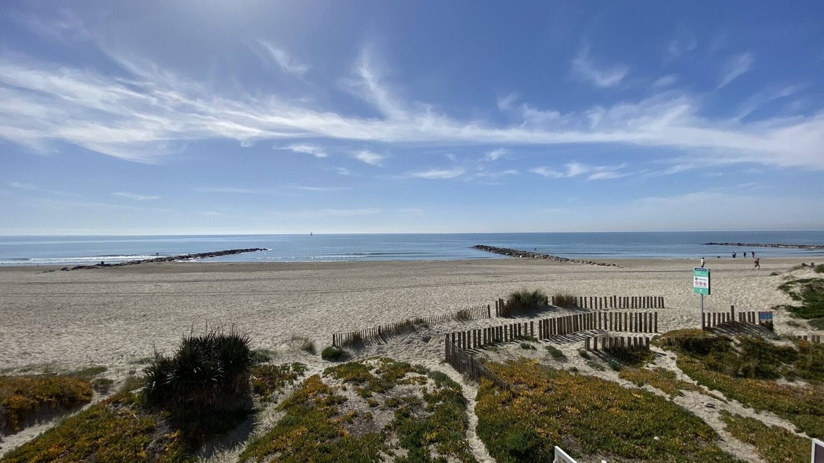 Carnon-Plage Apartment | Beachfront Duplex F3, 6 Sleeps, WiFi, Parking, Pets Allowed – 15 min from Montpellier