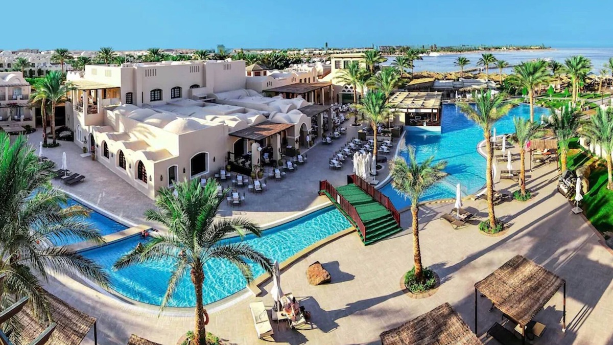 Makadi Bay Hotel | Beachfront Bliss with Balcony Views & Outdoor Pools | 3 Comfortable Rooms