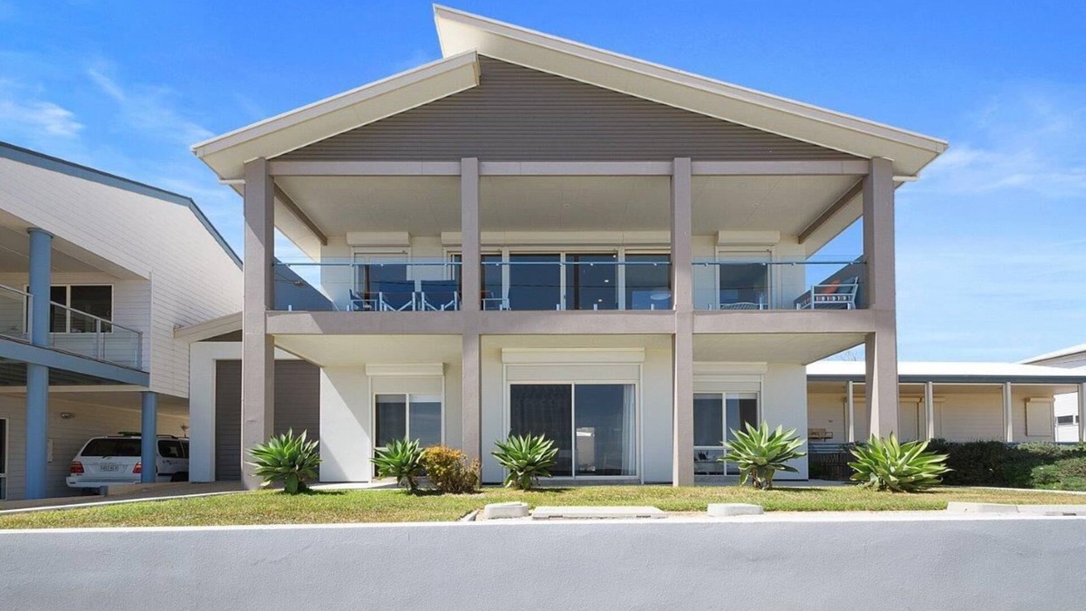 Minlacowie House | Beachfront escape with breathtaking views and quality accommodation.