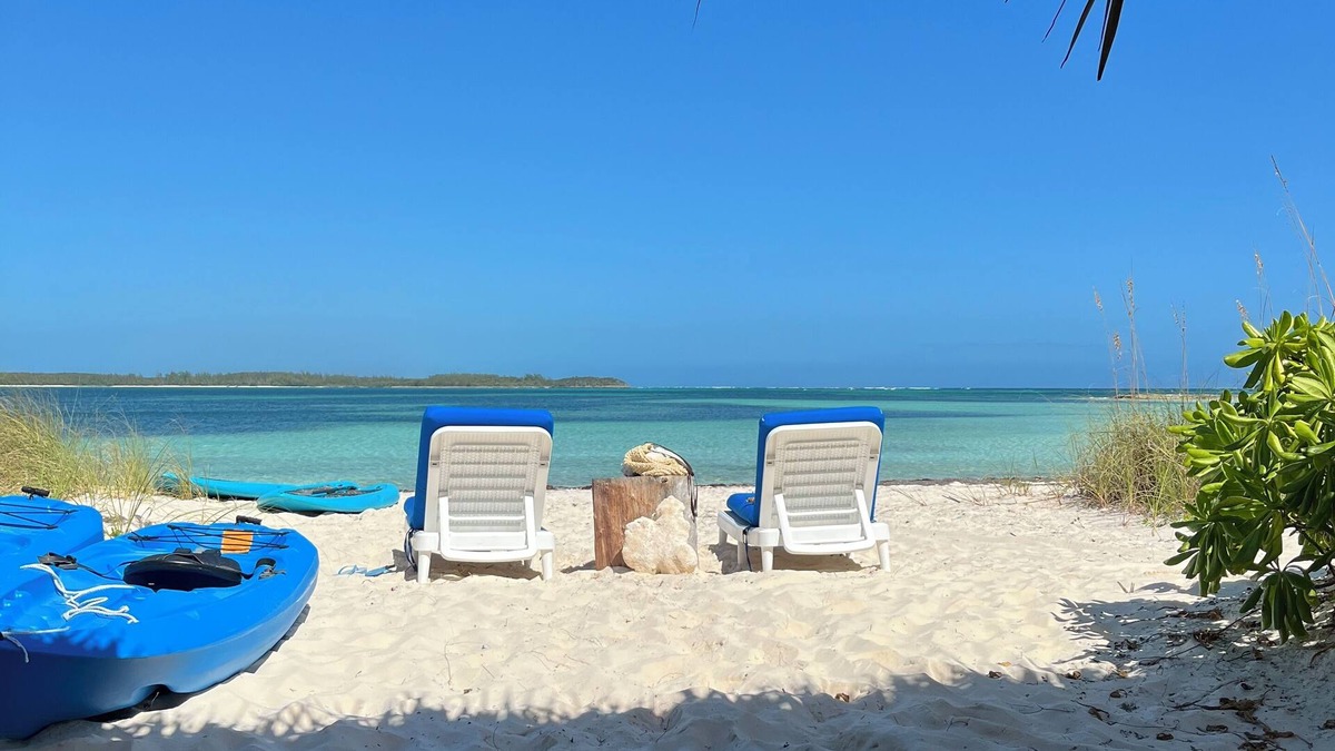 Winding Bay House | Beachfront Getaway on Winding Bay - Pink Sand, Turquoise water
