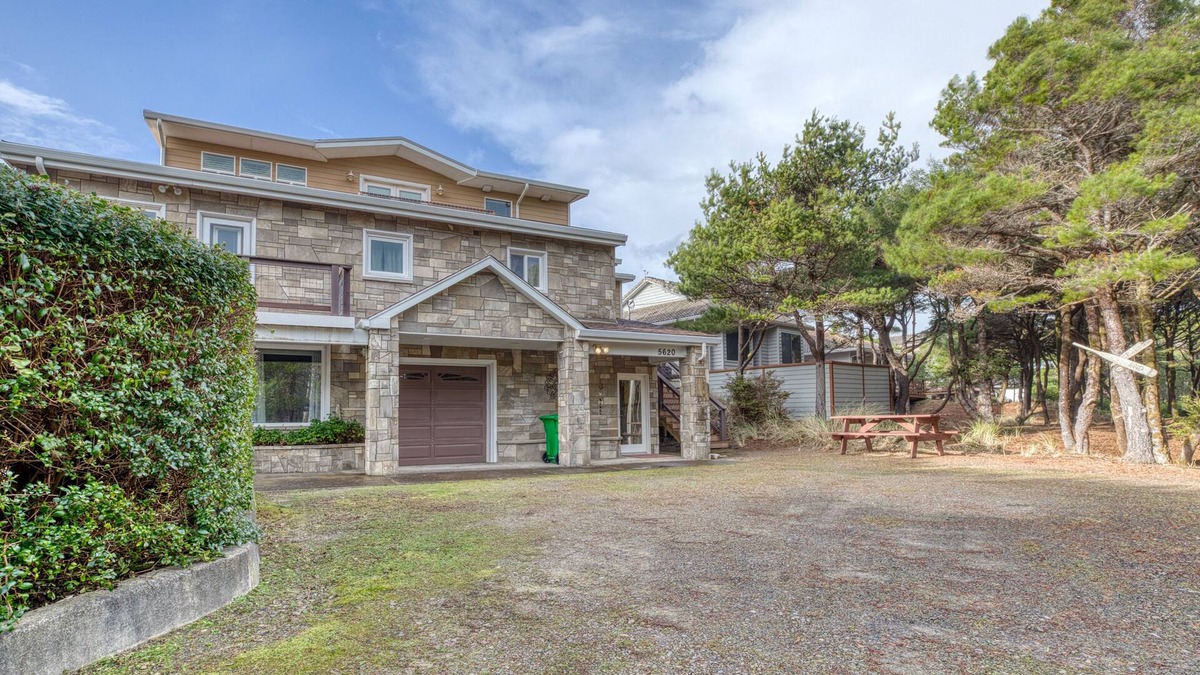 Tierra Del Mar House | Beachfront home with amazing ocean views, entertainment space, & balcony