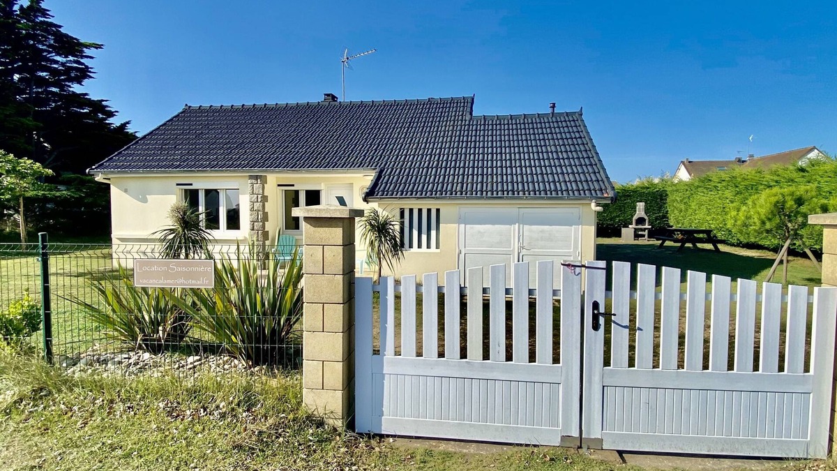 Surville House | Beachfront house with enclosed garden of 600 m2