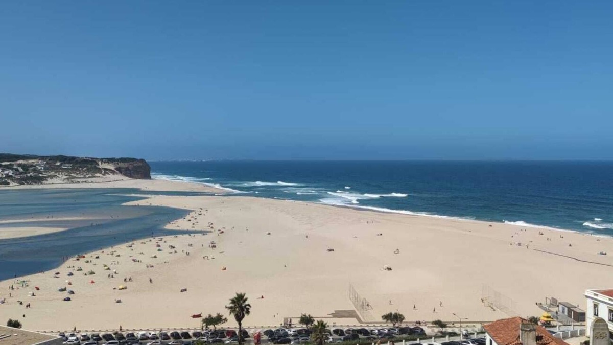 Foz do Arelho Condo | Beachfront loft with incomparable sea view and huge roof terrace.