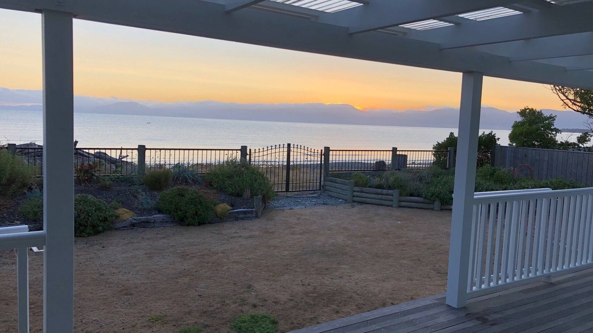 Ruby Bay House | Beachfront luxury in Ruby Bay - 30 mins to Nelson