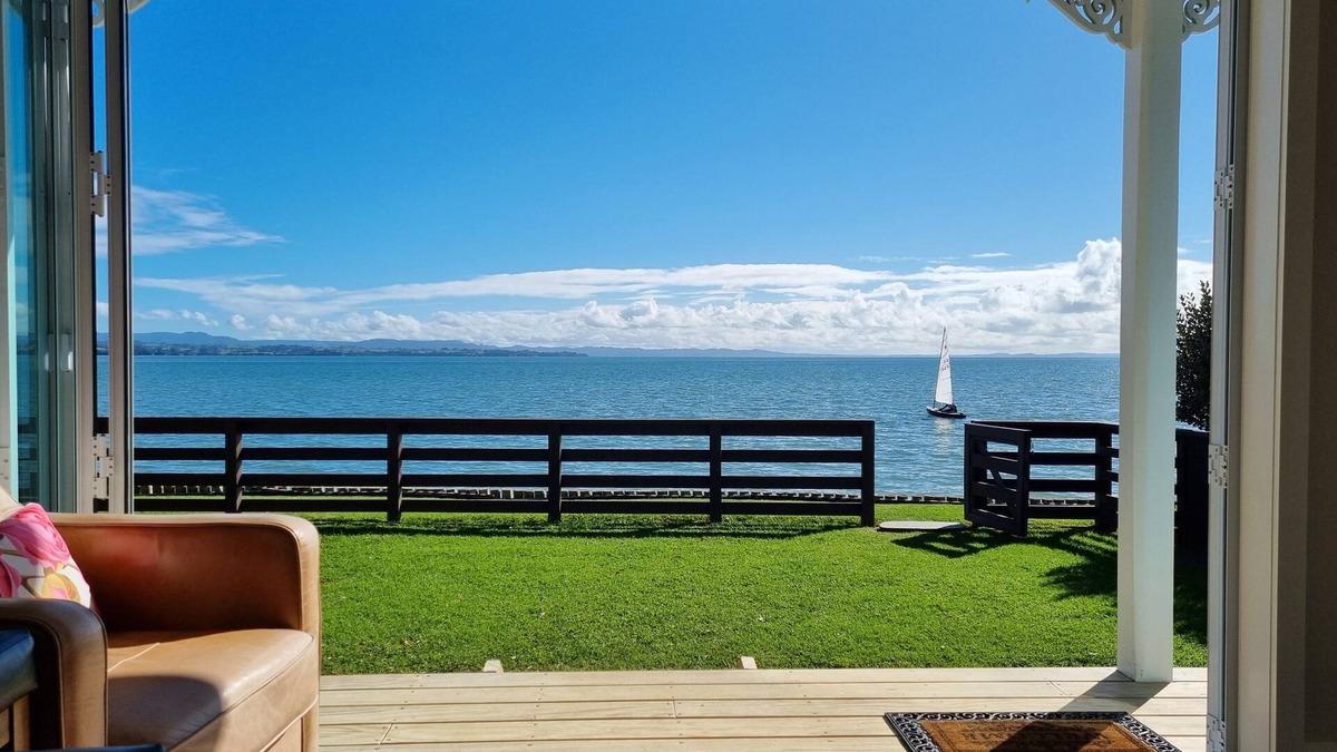 Clarks Beach Cottage | Beachfront luxury, re-charge your soul. ♥ Pet friendly! Just ask 🥰
