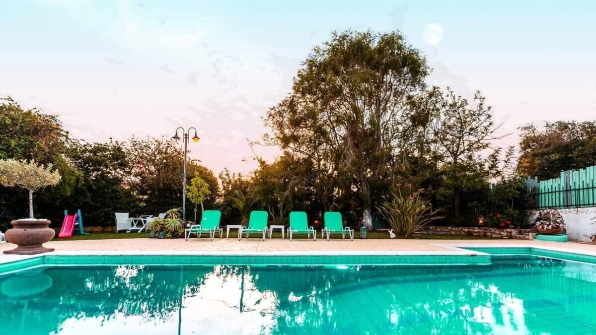Kiparissia Villa | Beachfront Luxury Villa-Private Pool,Garden Heaven