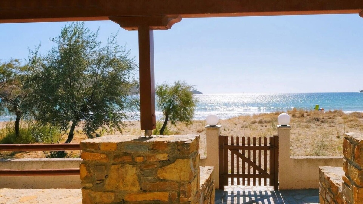 Myrina Apartment | Beachfront Maisonette With Pool