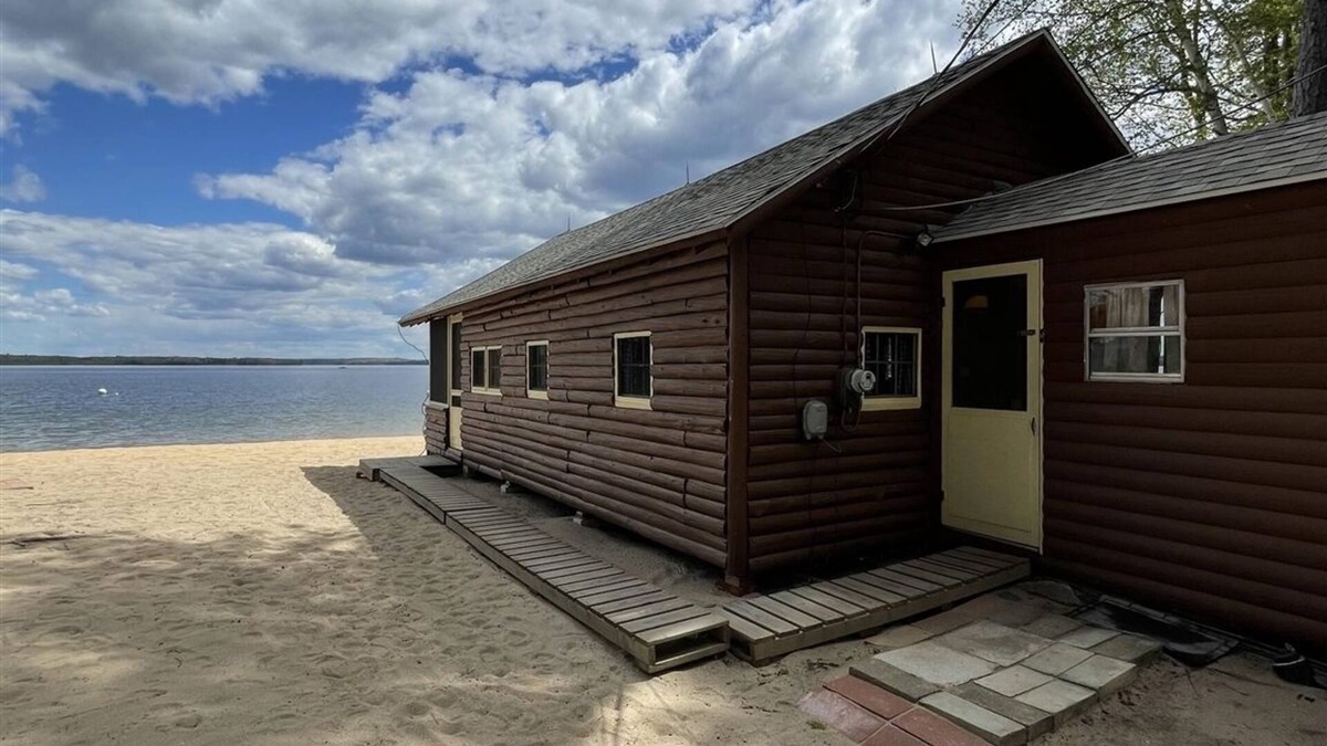 Standish Villa | BEACHFRONT ON SEBAGO LAKE