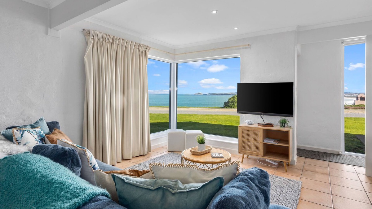 Port Elliot Apartment | Beachfront South Seas 2 Port Elliot w/views of Knights Beach