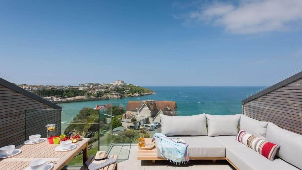 Newquay City Centre House | Beachfront Townhouse w/Lovely Sea Views, Newquay