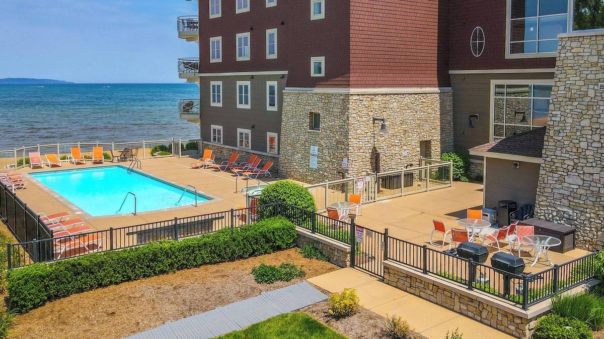 Traverse City Condo | Beachfront Traverse City Resort Condo w/Pool