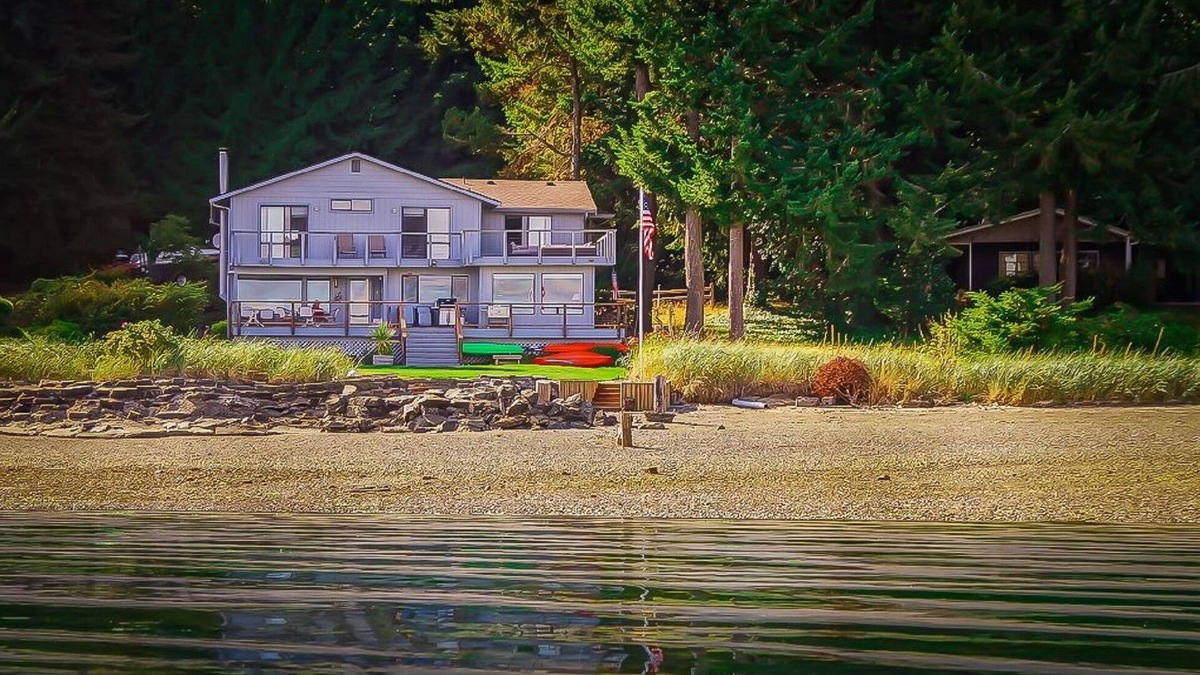 Lakebay House | Beachfront vacation home on the most amazing mountain view beach