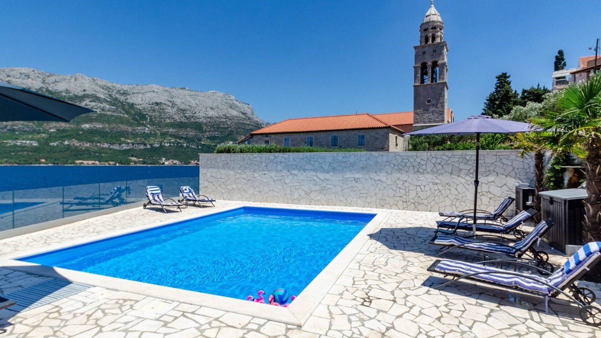 Cove Tri Zala (Zrnovo) Villa | Beachfront Villa Gabriela with Pool